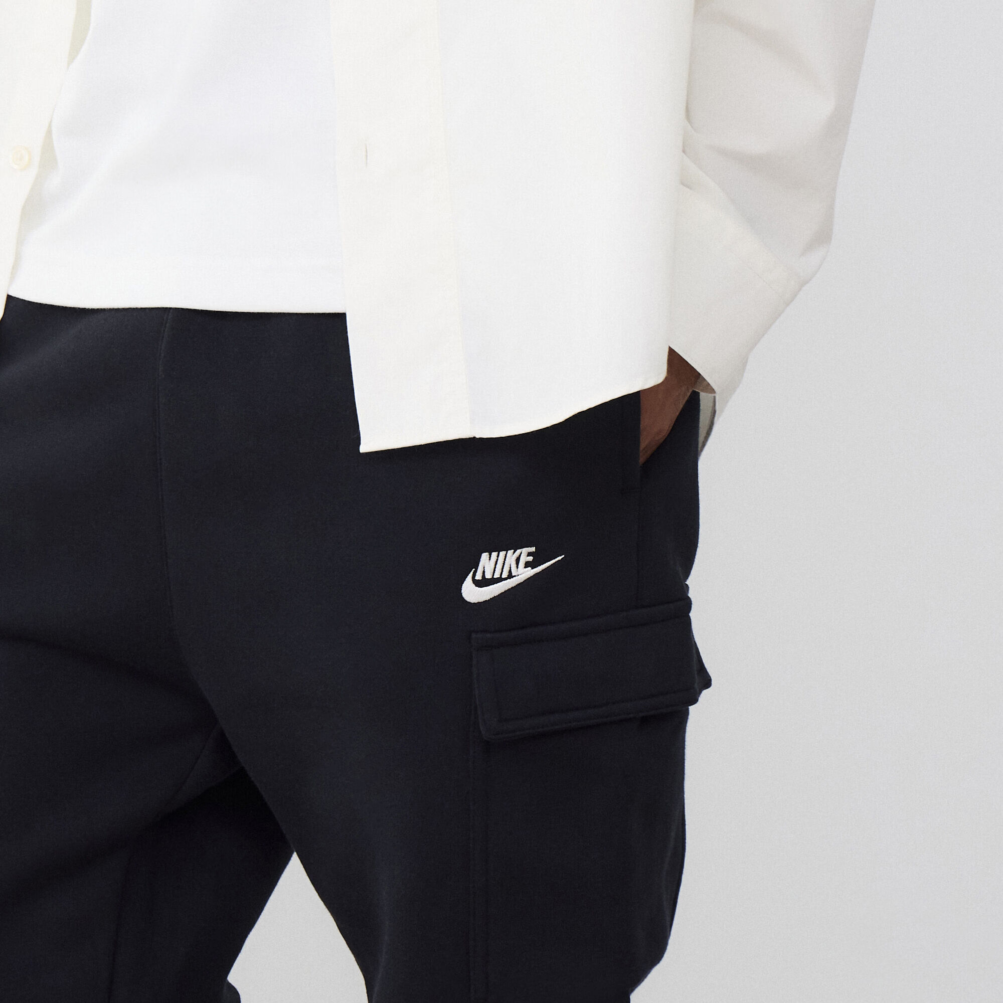 nike club cuffed cargo sweatpants in black