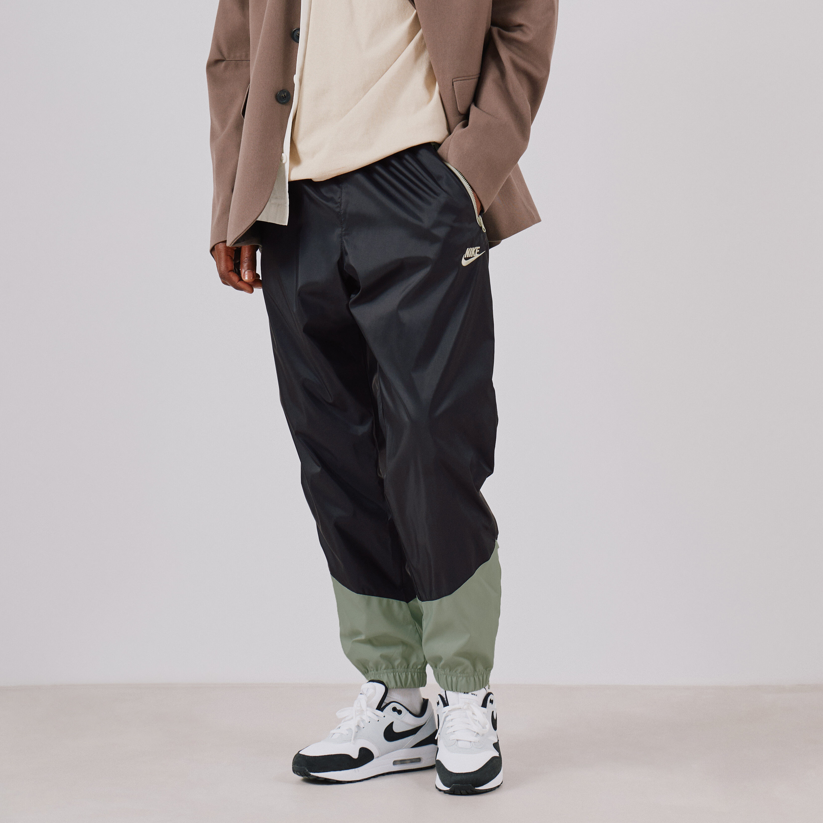 NIKE PANT JOGGER WINDRUNNER BLACK GREEN TROUSERS MEN Courir