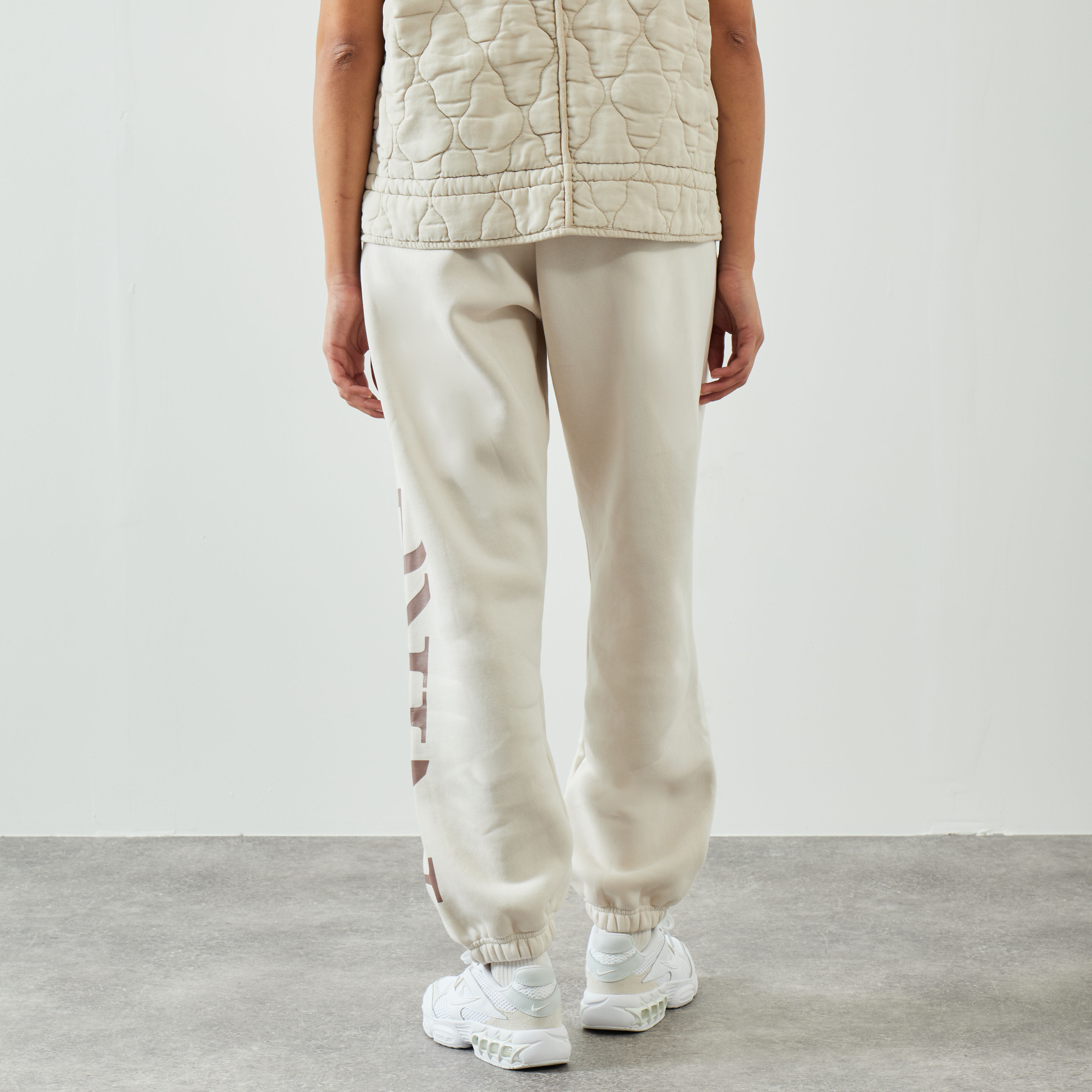 NIKE PANT JOGGER AIR BIG LOGO BEIGE PANTALON FEMME Courir