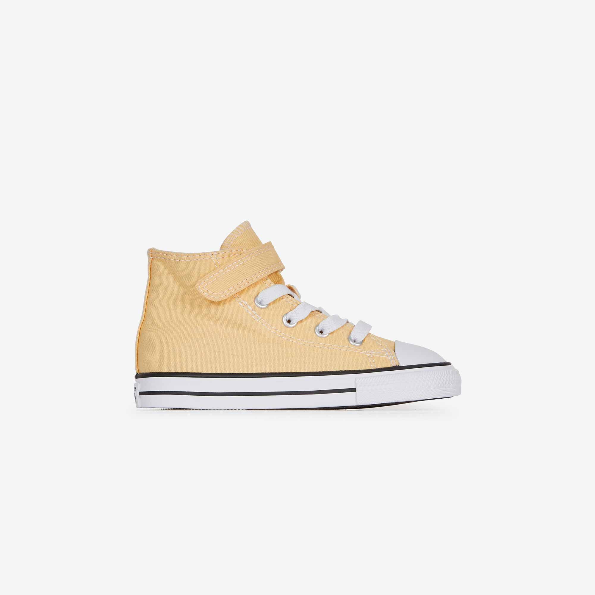 Baskets Vetements Streetwear CONVERSE JAUNE pour ENFANT Collections 2024 Courir