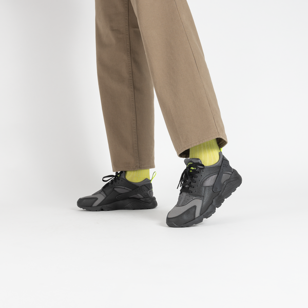 NIKE AIR HUARACHE WT NOIR JAUNE SNEAKERS HOMME Courir