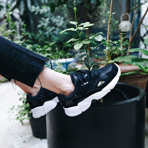 Adidas falcon noir et blanche outlet