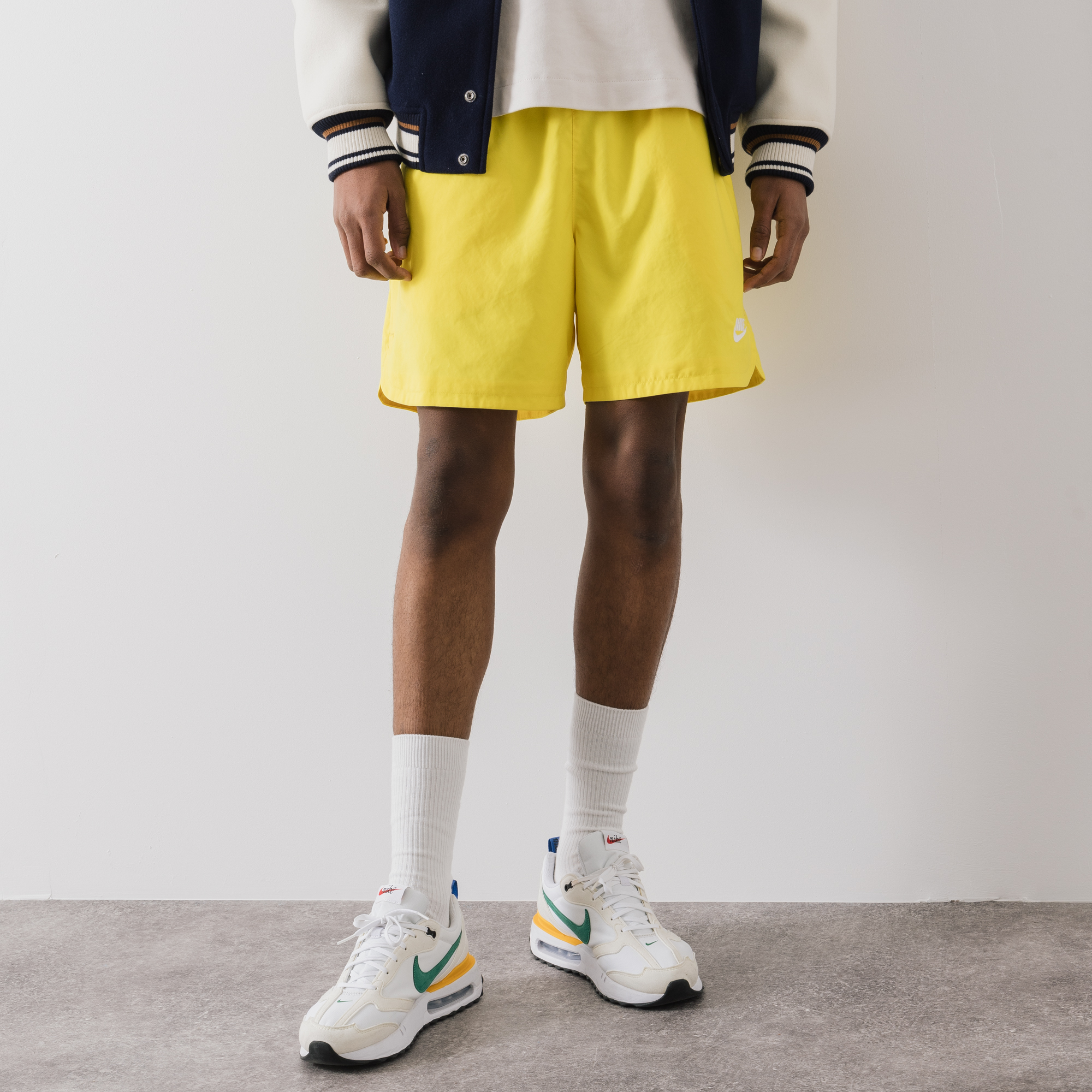 NIKE SHORT WOVEN FLOW JAUNE FLUO SHORT HOMME Courir