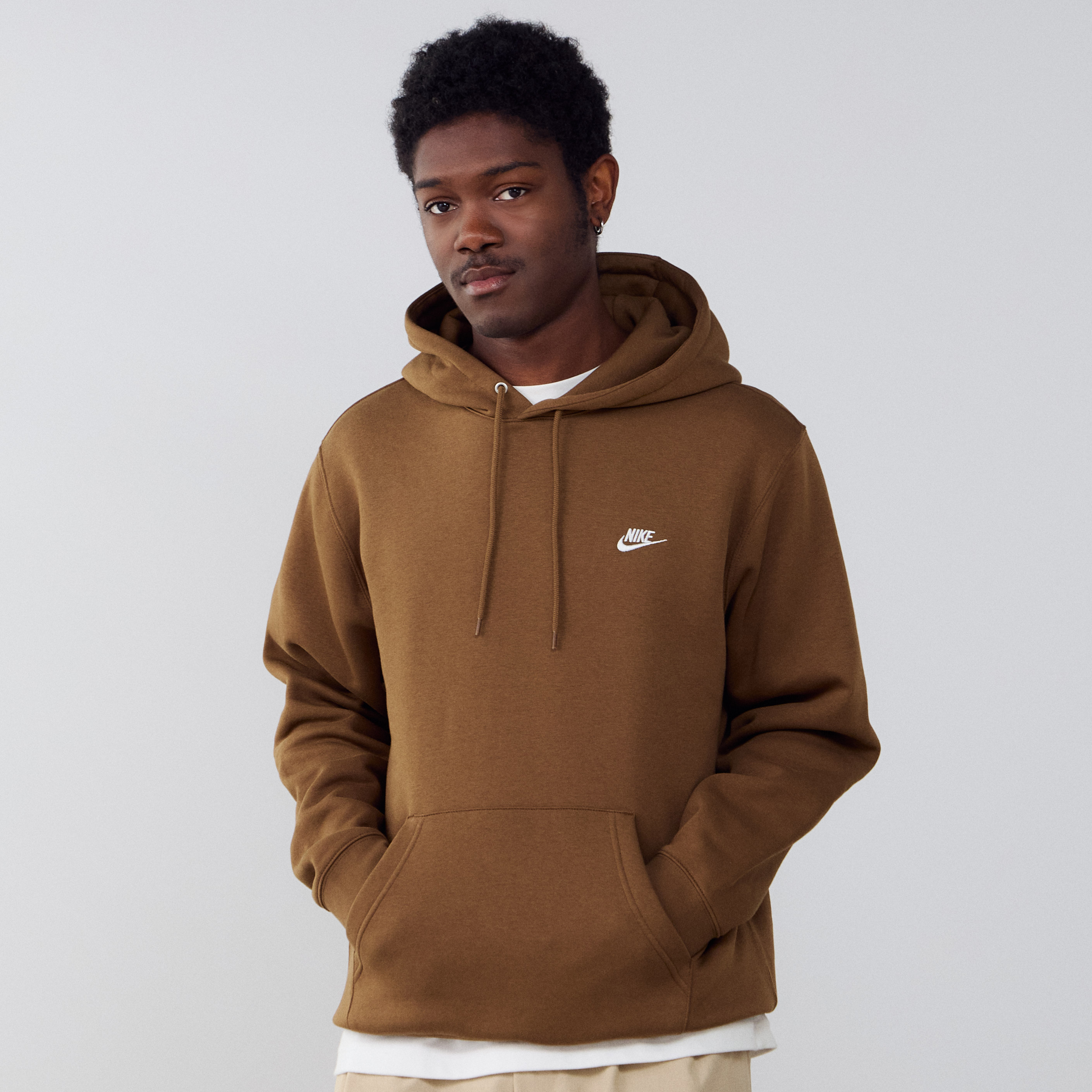 NIKE HOODIE CLUB SMALL LOGO SWEAT HOMME MARRON/BLANC