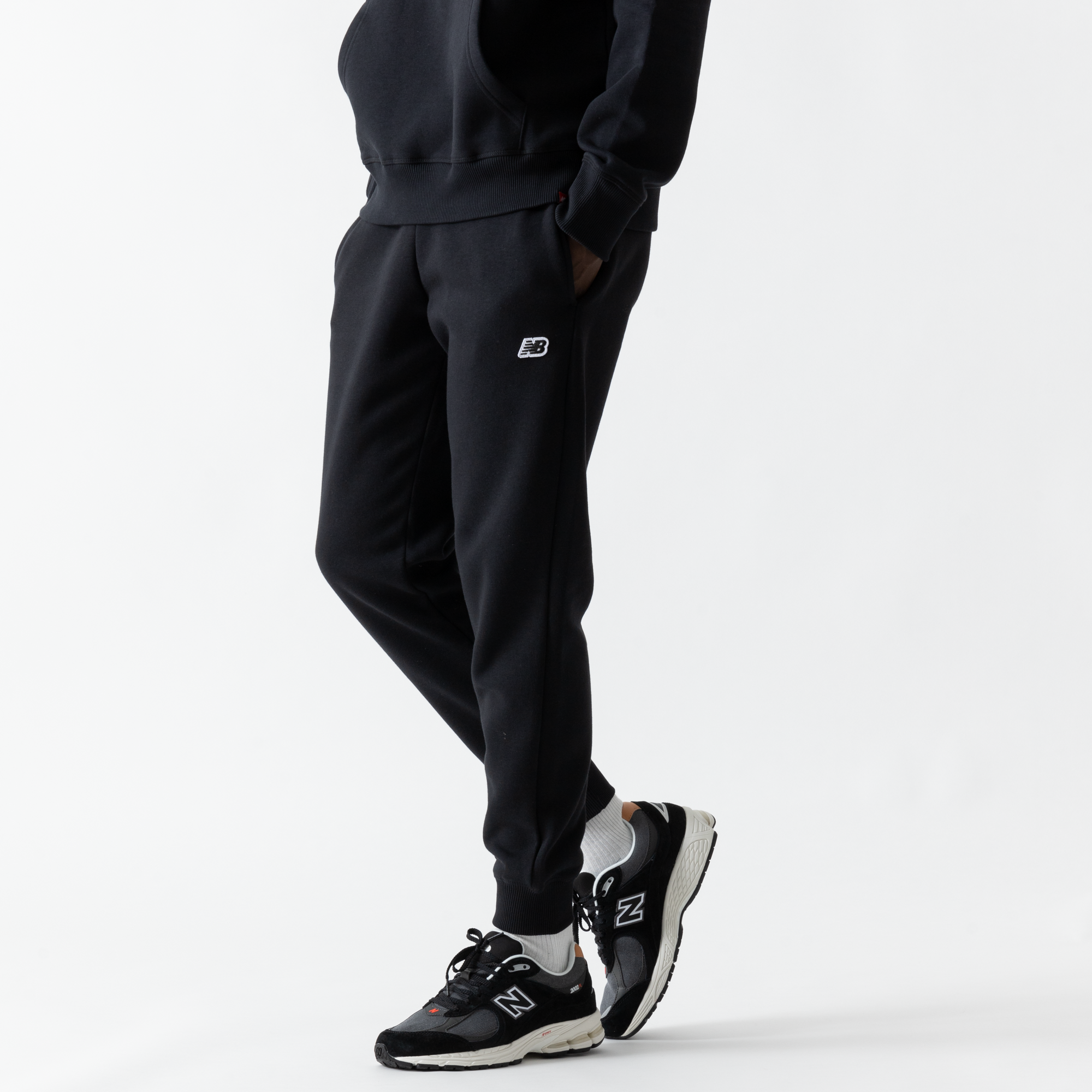 NEW BALANCE SMALL LOGO JOGGERS BLACK TROUSERS MEN Courir