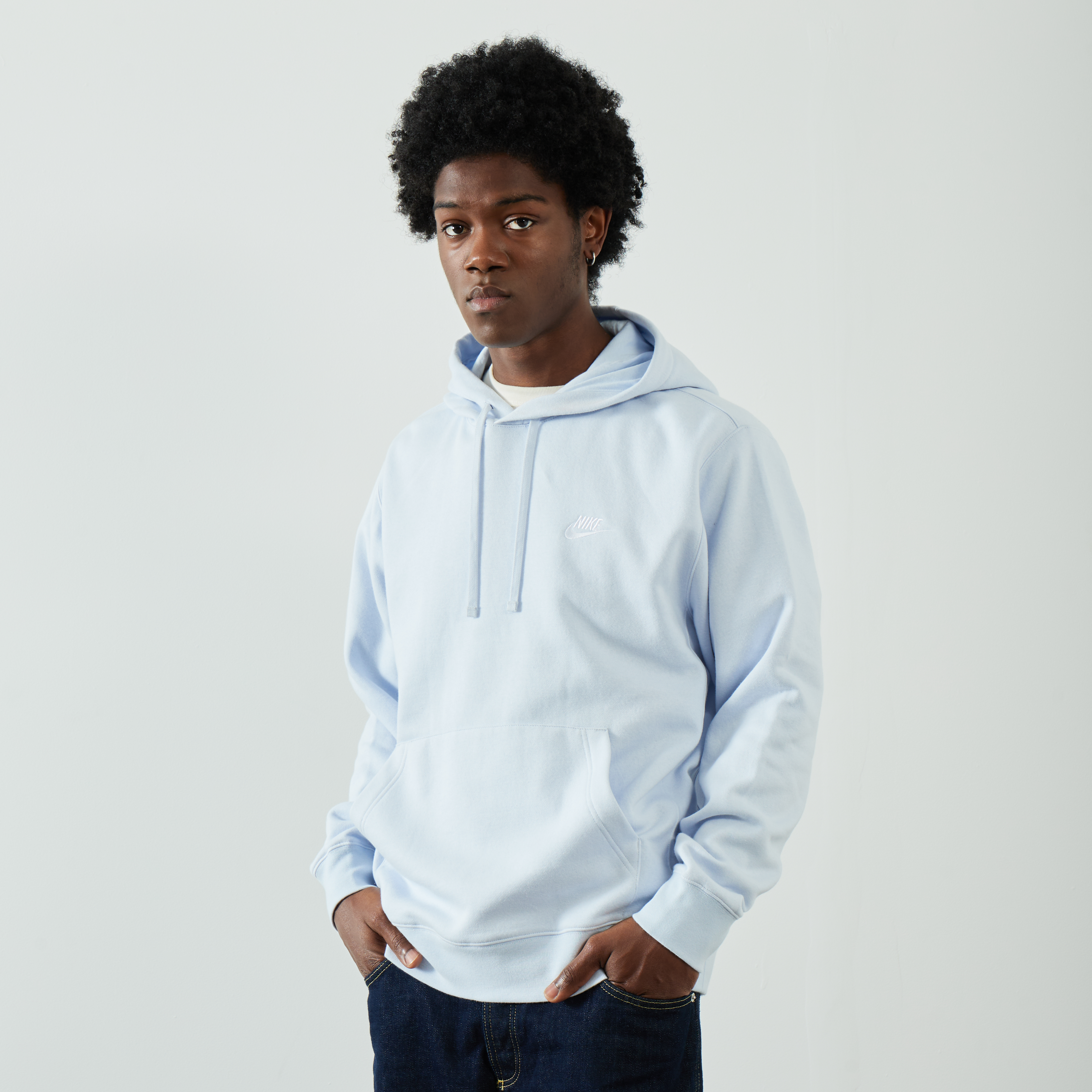 NIKE SMALL LOGO CLUB HOODIE SKY BLUE SWEATSHIRTS MEN Courir